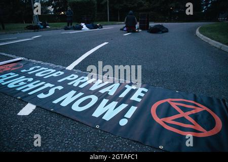 Farnborough, Großbritannien. 2. Oktober 2021 Extinction Rebellion blockiert den größten privaten Flughafen Großbritanniens. Farnborough ist Europas führende Privatjet-Anlage. Diese Aktion fordert die Superreichen auf, Privatflüge zu stoppen, die hohe CO2-Emissionen verursachen und erheblich zur globalen Erwärmung beitragen. Kredit: Denise Laura Baker/Alamy Live Nachrichten Stockfoto