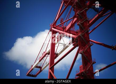 Port roten Frachtcontainer Portalkran abstrakte Struktur mit blauem Himmel und weißer Wolke Stockfoto
