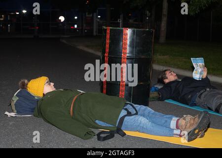 Farnborough, Großbritannien. 2. Oktober 2021 Extinction Rebellion blockiert den größten privaten Flughafen Großbritanniens. Farnborough ist Europas führende Privatjet-Anlage. Diese Aktion fordert die Superreichen auf, Privatflüge zu stoppen, die hohe CO2-Emissionen verursachen und erheblich zur globalen Erwärmung beitragen. Kredit: Denise Laura Baker/Alamy Live Nachrichten Stockfoto