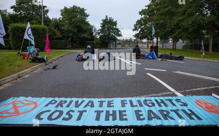 Farnborough, Großbritannien. 2. Oktober 2021 Extinction Rebellion blockiert den größten privaten Flughafen Großbritanniens. Farnborough ist Europas führende Privatjet-Anlage. Diese Aktion fordert die Superreichen auf, Privatflüge zu stoppen, die hohe CO2-Emissionen verursachen und erheblich zur globalen Erwärmung beitragen. Kredit: Denise Laura Baker/Alamy Live Nachrichten Stockfoto