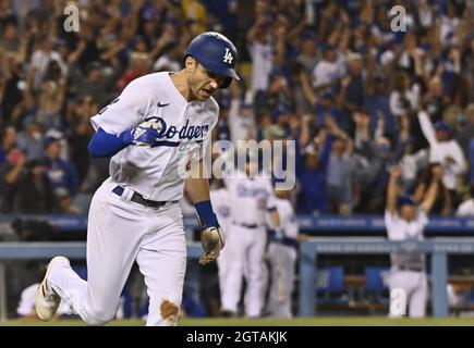 Los Angeles, USA. Oktober 2021. Trea Turner von Los Angeles Dodgers reagiert, nachdem er beim fünften Inning im Dodger Stadium in Los Angeles am Freitag, den 1. Oktober 2021, einen Grand Slam vor dem Starterkrug Eric Lauer von Milwaukee Brewers geschlagen hat. Turner traf zwei Heimläufe, darunter den Grand Slam, um die Dodgers zu einem Sieg über die Brewers im Jahr 8-6 zu verhelfen. Foto von Jim Ruymen/UPI Credit: UPI/Alamy Live News Stockfoto