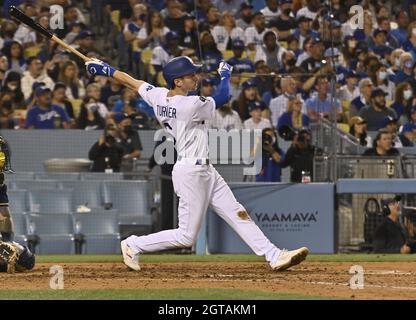 Los Angeles, USA. Oktober 2021. Trea Turner von Los Angeles Dodgers trifft beim fünften Inning im Dodger Stadium in Los Angeles am Freitag, den 1. Oktober 2021, einen großen Slam vor dem Starterkrug Eric Lauer von Milwaukee Brewers. Turner traf zwei Heimläufe, darunter den Grand Slam, um die Dodgers zu einem Sieg über die Brewers im Jahr 8-6 zu verhelfen. Foto von Jim Ruymen/UPI Credit: UPI/Alamy Live News Stockfoto