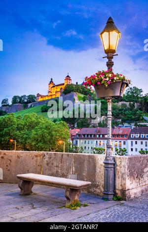 Würzburg, Deutschland. Alte Mainbrücke und schöne mittelalterliche Marienberg Burg, touristische Attraktion in Bayern. Stockfoto