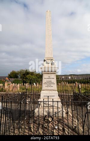 War Memorial in Ecclefechan, Schottland. Der Obelisk erinnert an die Männer der Gemeinde Hoddom, die während des Großen Krieges von 1914 bis 1918 starben. Stockfoto