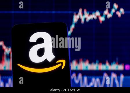 Smartphone mit Amazon-Logo auf dem Hintergrund der Aktienkarte. Stockfoto