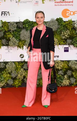 Berlin, Deutschland. Oktober 2021. Die Schauspielerin Sonja Gerhardt kommt bei der Verleihung des Deutschen Filmpreises 2021 "Lola" an. Quelle: Kira Hofmann/dpa-Zentralbild/dpa/Alamy Live News Stockfoto