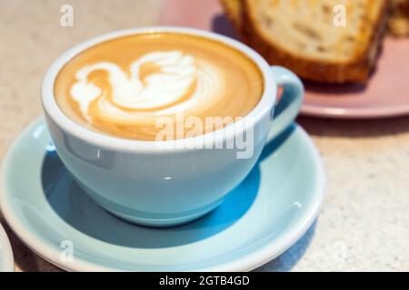 Tasse Cappuccino mit Latte Art in Form eines Schwans, Nahaufnahme mit selektivem Fokus Stockfoto