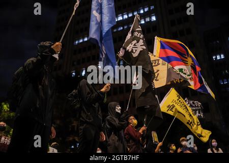 Taipeh, Taiwan. Oktober 2021. Die Demonstranten sahen am Nationalfeiertag der Volksrepublik China (PRC) in Taipei vor der Legislativkammer Hongkongs Unabhängigkeitsfahnen halten. Taiwanesische Menschenrechtsorganisationen und Hongkonger Aktivisten veranstalteten in Taipei eine Demonstration, um sich "China zu widersetzen" und zur Einheit und Unterstützung der Menschenrechte zu rufen. Kredit: SOPA Images Limited/Alamy Live Nachrichten Stockfoto