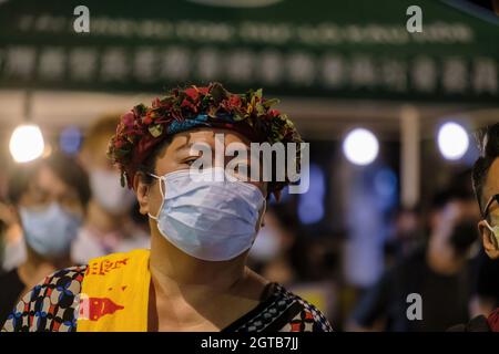 Taipeh, Taiwan. Oktober 2021. Der taiwanesische Aborigines-Sänger Panai Kusui wurde am Nationalfeiertag der Volksrepublik China (PRC) in Taipei vor der Legislativkammer gesehen. Taiwanesische Menschenrechtsorganisationen und Hongkonger Aktivisten veranstalteten in Taipei eine Demonstration, um sich "China zu widersetzen" und zur Einheit und Unterstützung der Menschenrechte zu rufen. Kredit: SOPA Images Limited/Alamy Live Nachrichten Stockfoto