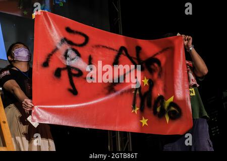 Taipeh, Taiwan. Oktober 2021. Die chinesische Flagge ist am Nationalfeiertag der Volksrepublik China (PRC) in Taipei auf der Bühne vor der Legislativkammer mit Parolen gekennzeichnet. Taiwanesische Menschenrechtsorganisationen und Hongkonger Aktivisten veranstalteten in Taipei eine Demonstration, um sich "China zu widersetzen" und zur Einheit und Unterstützung der Menschenrechte zu rufen. Kredit: SOPA Images Limited/Alamy Live Nachrichten Stockfoto