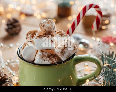 Weihnachtliche Atmosphäre mit marshmalow heißer Schokolade, Zuckerrohr und Weihnachtslichtern Bokeh, Weihnachts- und Neujahrsstimmung Stockfoto
