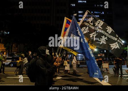 Taipeh, Taiwan. Oktober 2021. Die Demonstranten sahen am Nationalfeiertag der Volksrepublik China (PRC) in Taipei vor der Legislativkammer Hongkongs Unabhängigkeitsfahnen halten. Taiwanesische Menschenrechtsorganisationen und Hongkonger Aktivisten veranstalteten in Taipei eine Demonstration, um sich "China zu widersetzen" und zur Einheit und Unterstützung der Menschenrechte zu rufen. (Foto von Walid Berrazeg/SOPA Images/Sipa USA) Quelle: SIPA USA/Alamy Live News Stockfoto