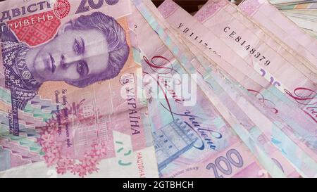 Ein Haufen Banknoten mit einem Nennwert von zweihundert Griwna. Ukrainisches Geld. Stockfoto