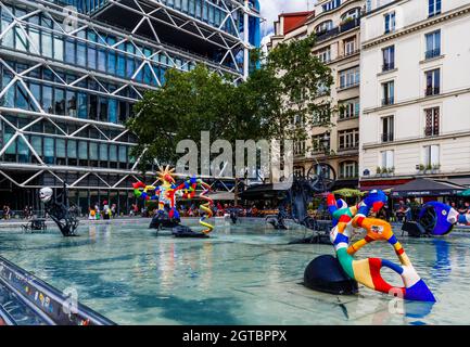 Paris, Frankreich - 04. Juni 2018: Strawinsky-Brunnen mit Hintergrund Centre Centre Centre Centre Centre Centre. Dies ist ein Brunnen mit 16 Skulpturen. Stockfoto