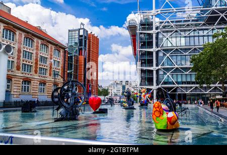 Paris, Frankreich - 04. Juni 2018: Strawinsky-Brunnen mit Hintergrund Centre Centre Centre Centre Centre Centre. Dies ist ein Brunnen mit 16 Skulpturen. Stockfoto