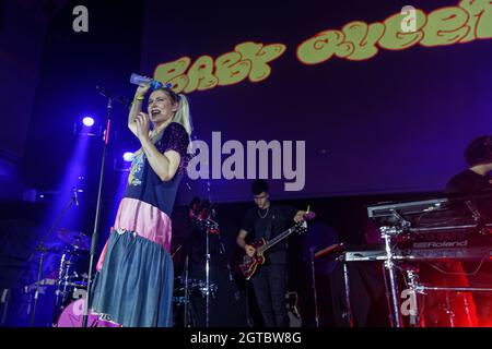 1. Oktober 2021: Alt-Popstar Bella Latham aka Baby Queen tritt beim britischen New Music Festival Sound City , Liverpool 2021 auf (Foto: © Andy von Pip/ZUMA Press Wire) Stockfoto