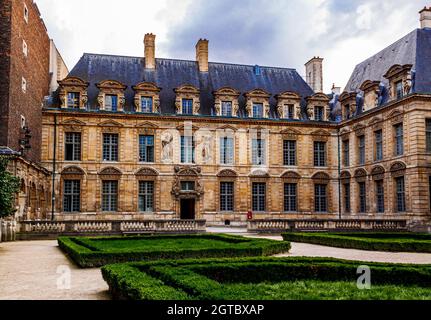 Paris, Frankreich - 4. Juni 2018: Hotel de Sully, Le Marais, Paris. Frankreich. Stockfoto