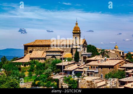 Montalcino, Toskana, Italien - 23. Juni 2015: Blick von der Festung auf die Stadt Montalcino. Stockfoto