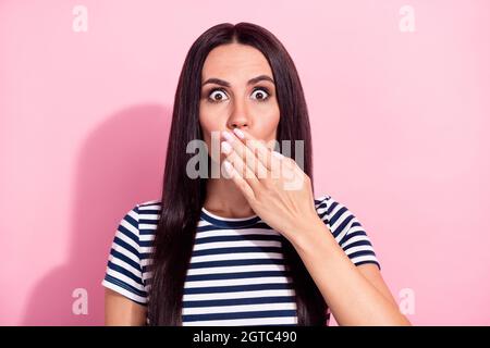 Porträt von attraktiven erstaunt besorgt langhaarige Frau Schließung Mund isoliert über rosa Farbe Hintergrund Stockfoto