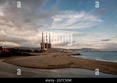 Die Schornsteine des ehemaligen Thermalkraftwerks Sant Adria del Besos erheben sich vor dem Strand von Litoral, der seit Juni für die Öffentlichkeit gesperrt ist Stockfoto