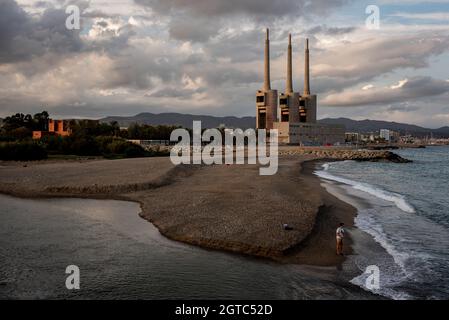 Die Schornsteine des ehemaligen Thermalkraftwerks Sant Adria del Besos erheben sich vor dem Strand von Litoral, der seit Juni für die Öffentlichkeit gesperrt ist Stockfoto