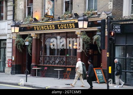 Das Äußere des Princess Louise, einem traditionellen viktorianischen Pub in Holborn, London, Großbritannien Stockfoto