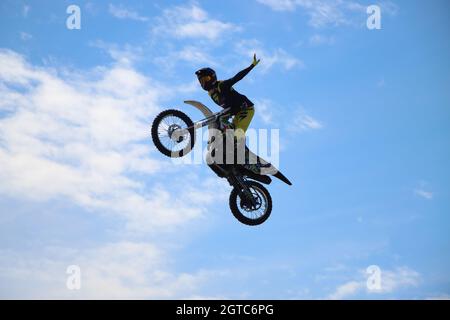 Sotschi, Russland - 24.09.2021: Professioneller Freestyle-Motocross-Fahrer FMX mit akrobatischer Demonstration Stockfoto