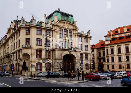 Prag, Tschechische Republik - 11. Dezember 2017: Prager Neues Rathaus (Nová radnice) das neue zentrale Verwaltungsgebäude. Stockfoto