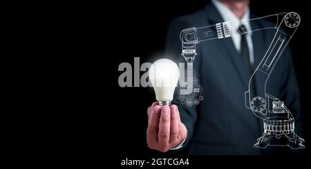 Ein Geschäftsmann, der eine weiße Glühbirne hält, leuchtet hell. Der Arm eines Industrieroboters hält ein Zahnrad, das zusammen eine Glühbirne bildet. Konzept der Entwicklung Stockfoto