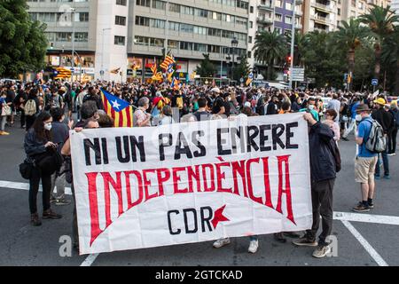 Barcelona, Katalonien, Spanien. Oktober 2021. Die Protestierenden werden mit einem Transparent gesehen, auf dem steht: Niemand tritt zurück zur Unabhängigkeit.die Aktivistengruppe CDR (Komitees zur Verteidigung der Republik) hat am 1. Oktober, dem vierten Jahrestag des katalanischen Unabhängigkeitsreferendums von 2017, eine Demonstration gegen den spanischen Staat und für die Unabhängigkeit Kataloniens aufgerufen (Bild: © Thiago Prudencio/DAX via ZUMA Press Wire) Stockfoto