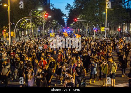 Barcelona, Katalonien, Spanien. Oktober 2021. Die Protestierenden sind mit katalanischen Unabhängigkeitsfahnen und Transparenten zu sehen.die Aktivistengruppe CDR (Komitees zur Verteidigung der Republik) hat am 1. Oktober, dem vierten Jahrestag des katalanischen Unabhängigkeitsreferendums von 2017, eine Demonstration gegen den spanischen Staat und für die Unabhängigkeit Kataloniens ausgerufen (Foto: © Thiago Prudencio/DAX über ZUMA Press Wire) Stockfoto