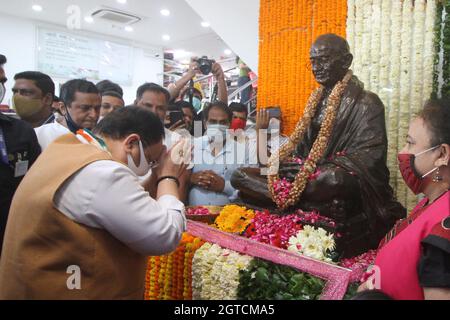 Indien. Oktober 2021. BJP National President Jagat Prakash 'JP' Nadda zahlt florale Hommage an Vater der Nation Mahatma GandhiâÂ € Â™s Statue in einem Khadi-Shop am Cannaught Place in Neu-Delhi, Indien am Samstag, den 02. Oktober 2021. Foto von Anshuman Akash/ABACAPRESS.COM Quelle: Abaca Press/Alamy Live News Stockfoto