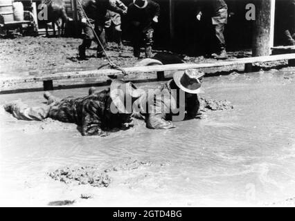 SPENCER TRACY und CLARK GABLE fallen in der BOOMSTADT in eine schlammige Straße 1940 Regisseur JACK CONWAY Drehbuch John Lee Mahin nach einer Geschichte von James Edward Grant kleiden Gilbert Adrian Musik Franz Waxman Metro Goldwyn Mayer Stockfoto