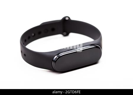 Smart Fit Band, Smartwatch, Smartband Objekt Nahaufnahme, Fitness Activity Tracker isoliert auf weißem Hintergrund, ausgeschnitten, niemand. Wearable-Technologie, wea Stockfoto