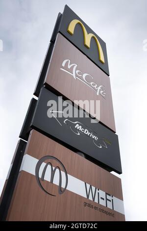 McDonald's-Restaurantschild oder -Werbesäule mit McCafe, McDrive in Sneek, Niederlande. Es ist die weltweit größte Kette von Fast-Food-Restaurants Stockfoto