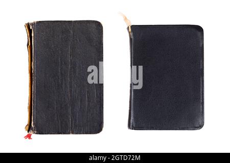 Zwei einfache kleine alte leere Retro-Bücher, schwarze Buchdeckel, Tischansicht, Objekte isoliert auf weißem Hintergrund, ausgeschnitten, niemand. Paar Stockfoto