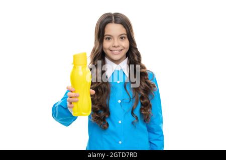 Glückliches Kind geben gelbe Plastikflasche mit Getränkeprodukt isoliert auf weißen, trinkbaren Stockfoto