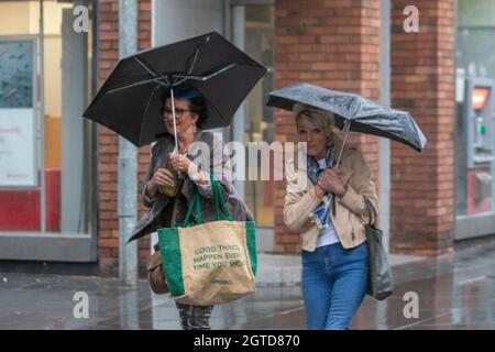 Southport, Lancashire. Wetter in Großbritannien. 02 Okt 2021. Geschäfte, Einkäufer, die bei starkem Wind und starken Duschen im Stadtzentrum einkaufen. Quelle: MediaWorldImages/AlamyLiveNews Stockfoto