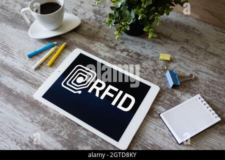 RFID Funkfrequenzidentifikationstechnologie Konzept auf dem Bildschirm des Geräts. Sicherheit und Automatisierung. Stockfoto