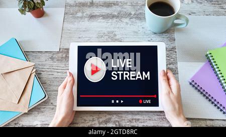 Live-Stream überträgt oder empfängt Video- und Audiodaten über das Internet. Digitales Marketing- und Werbekonzept. Stockfoto