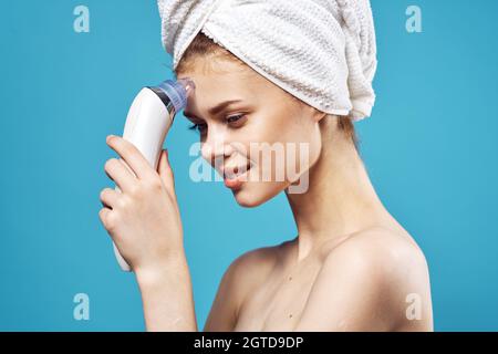 Fröhliche Frau mit einem Handtuch auf dem Kopf entfernen Mitesser Hautpflege Stockfoto