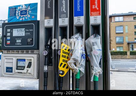 London, Großbritannien. Oktober 2021. An einer Esso-Tankstelle in Wimbledon, im Südwesten Londons, werden Benzindüsen abgedeckt, während die Kraftstoffversorgungskrise anhält. Die Regierung hat angekündigt, dass die Militärfahrer ab Montag mit Treibstoff an die Prognosen geliefert werden, da die Krise der Engpässe in Großbritannien mit einem bevorstehenden harten Winter fortgesetzt wird. Kredit: amer ghazzal/Alamy Live Nachrichten Stockfoto