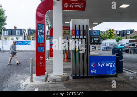 London, Großbritannien. Oktober 2021. An einer Esso-Tankstelle in Wimbledon, im Südwesten Londons, werden Benzindüsen abgedeckt, während die Kraftstoffversorgungskrise anhält. Die Regierung hat angekündigt, dass die Militärfahrer ab Montag mit Treibstoff an die Prognosen geliefert werden, da die Krise der Engpässe in Großbritannien mit einem bevorstehenden harten Winter fortgesetzt wird. Kredit: amer ghazzal/Alamy Live Nachrichten Stockfoto