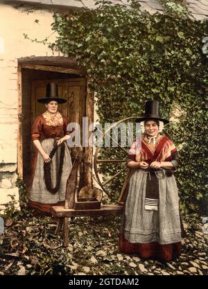 Vintage-Foto von ca. 1890 Frauen in traditioneller walisischer Tracht. Das Kostüm bestand aus dem großen schwarzen walisischen Hut (Welsh: Het Gymreig), dem Kleid und dem Bettgewand Schal Mob Cap und Schürze Stockfoto