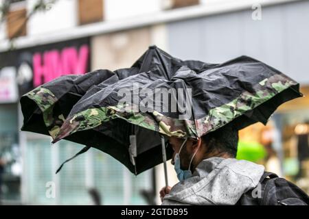 Southport, Lancashire. Wetter in Großbritannien. 02 Okt 2021. Geschäfte, Einkäufer, die bei starkem Wind und starken Duschen im Stadtzentrum einkaufen. Quelle: MediaWorldImages/AlamyLiveNews Stockfoto