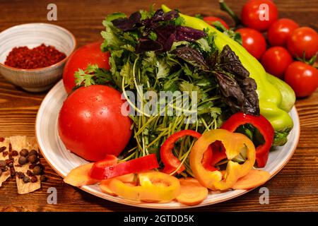 Frischer Bio-Gemüsesalat mit Kirschtomaten, roten und grünen Paprika und gemischtem Gemüse Stockfoto