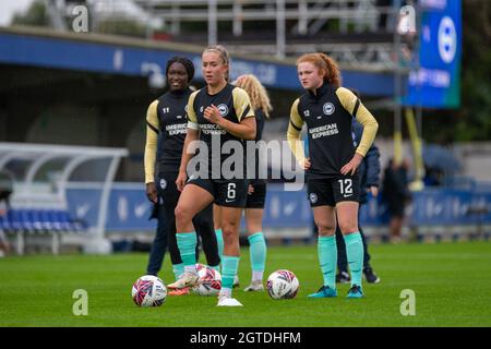 London, Großbritannien. Oktober 2021. Brighton-Spieler, die sich für das Barclays FA Womens Super League-Spiel zwischen Chelsea und Brighton & Hove Albion in Kingsmeadow in London, England, aufwärmen. Kredit: SPP Sport Pressefoto. /Alamy Live News Stockfoto