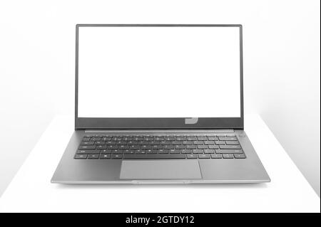 Mockup-Bild eines offenen Laptop-Computers mit weißem leeren Bildschirm. Moderner Laptop in Silber mit leerem Bildschirm auf weißem Hintergrund Stockfoto