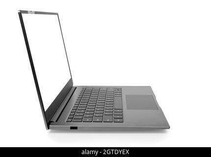 Seitenansicht des offenen Laptop-Computers. Modernes schlankes Design mit schmaler Kante. Leere weiße Bildschirm-Anzeige für Modell und graues Metall Aluminium-Material Körper isoliert Stockfoto