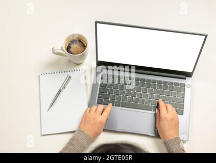 Laptop mit leerem Bildschirm, Händen und Zubehör auf Weiß. Geschäftsfrau Hände mit mockup Laptop mit weißem leeren Bildschirm. Arbeitsbereich mockup. Laptop w Stockfoto